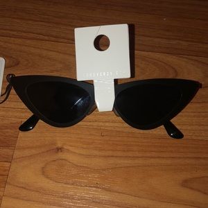 NWT SUNGLASSES 🕶 TRENDY TINY CAT EYE